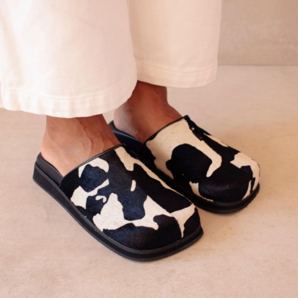 ALOHAS Whiz Bellow Black White Print Clogs